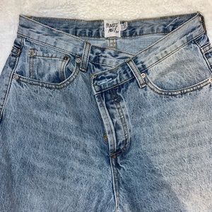 HOLLY ASYMMETRIC STRAIGHT LEG JEAN LIGHT WASH DENIM